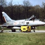 F 100 dans une marguerite F 100 dans une marguerite