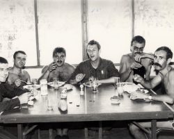 Le chef du 2/11 Ferrando, avec ses troupes Le chef du 2/11 Ferrando, avec ses troupes