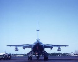 Jaguar armé de paniers roquettes en externe Jaguar armé de paniers roquettes en externe