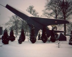 La stèle du F 100 à l'entrée base La stèle du F 100 à l'entrée base
