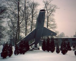La stèle sous la neige La stèle sous la neige