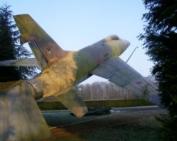 Autre vue de la stèle Autre vue de la stèle