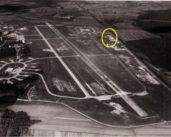 Sur cette vue, on peut encore apercevoir la zone du mess escadron et du bâtiment d'hébergement, construit du temps des américains. Ces constructions seront démontées par la suite. Les abris pour les barrières d'arrêt, en bouts de piste, ne sont pas encore installés. Sur cette vue, on peut encore apercevoir la zone du mess escadron et du bâtiment d'hébergement, construit du temps des américains. Ces constructions seront démontées par la suite. Les abris pour les barrières d'arrêt, en bouts de piste, ne sont pas encore installés.