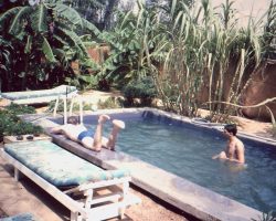 Piscine du consulat US ; on pouvait en disposer depuis l'évacuation en urgence de ressortissants US. A peu près les seuls à avoir la reconnaissance du ventre.... Piscine du consulat US