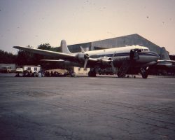 Salle d'attente d'Air Tchad. En une nuit "ils" ont réussi à voler tout le pétrole de l'avion via les vis de purges. On n'a toujours pas compris. C'est l'Afrique patron ! Salle d'attente d'Air Tchad