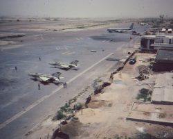 - Chef ! (d'O COMAIR)
- Il y a 2 MIG 21 à l'aéroport civil
- Poupel ; ce n'est pas le genre de conneries qui me fait rire ! 2 MIG 21 à l'aéroport civil !