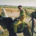 1992 1er nov Morales chevauchant un vaisseau du désert 1992 1er nov Morales chevauchant un vaisseau du désert