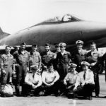 De G à D : CARRASCO-PAIMBOEUF-MOREL- ?- ?-COLIN- ? le chef MO de l’époque-BRIE-LAFOUINE.
En bas à droiute l’OAT.
Photo prise lors du Détam en Grèce. 742-colin_-1972-pilotes-1-11r-f-100