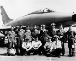 De G à D : CARRASCO-PAIMBOEUF-MOREL- ?- ?-COLIN- ? le chef MO de l’époque-BRIE-LAFOUINE.
En bas à droiute l’OAT.
Photo prise lors du Détam en Grèce. 742-colin_-1972-pilotes-1-11r-f-100