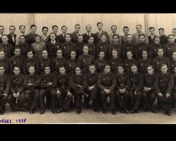 Photo de fin de Stage Brevets militaire de pilote d’avions
Bourges – Juillet 1938 Photo de fin de Stage Brevets militaire de pilote d’avions Bourges – Juillet 1938