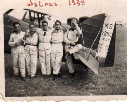 DE LA FLECHERE - DIETRICH - GABARD - DELPARTE - MUSELLI Fin du Stage Chasse Istres - Mars 1939 Devant un Dewoitine 510 DE LA FLECHERE - DIETRICH - GABARD - DELPARTE - MUSELLI Fin du Stage Chasse Istres - Mars 1939 Devant un Dewoitine 510