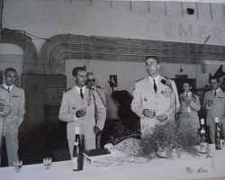 Beaucoup de choses autour de ce verre Beaucoup de choses autour de ce verre