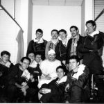 Les pilotes de la 1ère patrouille entourant Charly Les pilotes de la 1ère patrouille entourant Charly