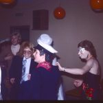 De gauche à droite Dumaz de dos Chantoiseau Mme GIRAUD (le second) et le Barbu qui portait un masque en début de soirée car se déguiser en femme avec une barbe, c'est compliqué De gauche a droite Dumaz de dos Chantoiseau Mme GIRAUD (le second) et le Barbu qui portait un masque en debut de soiree car se deguiser en femme avec une barbe, c'est complique