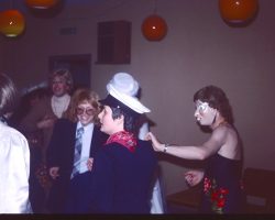 De gauche à droite Dumaz de dos Chantoiseau Mme GIRAUD (le second) et le Barbu qui portait un masque en début de soirée car se déguiser en femme avec une barbe, c'est compliqué De gauche a droite Dumaz de dos Chantoiseau Mme GIRAUD (le second) et le Barbu qui portait un masque en debut de soiree car se deguiser en femme avec une barbe, c'est complique