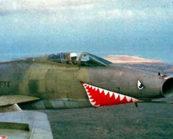 North American F-100 D du 4/11, à Djibouti - Photo publiée sur Le Fana de l'Aviation n° 284 - Juillet 1993 - (Coll. P. Lebrun)