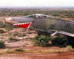 North American F-100 D - Décollage en patrrouille de Djibouti - Photo publiée sur Le Fana de l'Aviation n° 284 - Juillet 1993 - (Coll. P. Lebrun) -