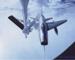 F 100 en train de ravitailler F 100 en train de ravitailler