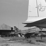 Manta A117 à coté du DC4 d'AIR TCHAD Manta A117 à coté du DC4 d'AIR TCHAD