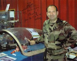 Charly devant sa verrière Charly devant sa verrière