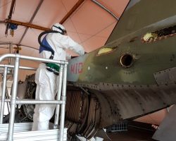 Alain Stéphanopoli de Comnène en plein désamiantage avec la tenue adaptée Alain Stéphanopoli de Comnène en plein désamiantage avec la tenue adaptée