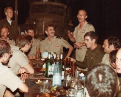 Détachement Manta Tchad 1983 ; soirée avec les F1, à coté de son copain de promo JP Détachement Manta Tchad 1983 ; soirée avec les F1, à coté de son copain de promo JP