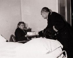 Distribution à l'hospice de Toul à l'occasion de Noel Distribution à l'hospice de Toul à l'occasion de Noel