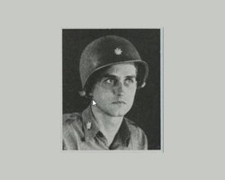Lieutenant-colonel Warner-J- RAY, originaire
de Kalamazoo, une ville du Michigan, où il a
fait ses études à l’université. C’est un
professionnel des travaux publics. Il
commande le bataillon depuis le 7 juillet 1944. Lieutenant-colonel Warner-J- RAY, originaire de Kalamazoo, une ville du Michigan, où il a fait ses études à l’université. C’est un professionnel des travaux publics. Il commande le bataillon depuis le 7 juillet 1944.
