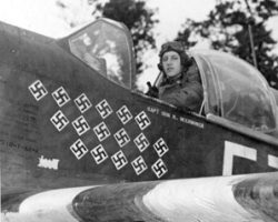 Le major Don M. Beerbower, commandant du 353rd Fighter Squadron dans son P 51. Le 9 août 1944, il est crédité de 15 victoires et demie, lors de l'attaque d'un aérodrome allemand situé à trois milles de Reims. Le major Don M. Beerbower, commandant du 353rd Fighter Squadron dans son P 51. Le 9 août 1944, il est crédité de 15 victoires et demie, lors de l'attaque d'un aérodrome allemand situé à trois milles de Reims.