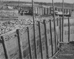 Un mur de bois, réalisé avec des troncs d'arbre. Un mur de bois, réalisé avec des troncs d'arbre.