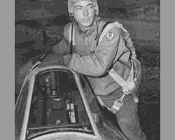 Le colonel George R. Bickell, commandant du 354ème groupe de chasseurs-bombardiers de la 9ème Air Force.
Le Colonel Bickell est un vétéran des
combats dans le Pacifique et un ancien
commandant d'escadron au sein du groupe.
Il a quatre victoires et demie d'homologuées
sur Rosy. Le colonel George R. Bickell, commandant du 354ème groupe de chasseurs-bombardiers de la 9ème Air Force. Le Colonel Bickell est un vétéran des combats dans le Pacifique et un ancien commandant d'escadron au sein du groupe. Il a quatre victoires et demie d'homologuées sur Rosy.