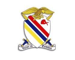 Insigne composé d'un blason surmonté d'un aigle doré aux ailes
déployées, portant une couronne avec une croix dans ses serres, deux
épées entrelacées en arrière, et une maxime "vaillance au combat". Sur le
blason, les trois couleurs des escadrons et un demi-cheval rouge indiquant
que le groupe a volé sur P51 Mustang. À noter que la croix ressemble à la
croix de lorraine͙ Insigne composé d'un blason surmonté d'un aigle doré aux ailes déployées, portant une couronne avec une croix dans ses serres, deux épées entrelacées en arrière, et une maxime "vaillance au combat". Sur le blason, les trois couleurs des escadrons et un demi-cheval rouge indiquant que le groupe a volé sur P51 Mustang. À noter que la croix ressemble à la croix de lorraine͙