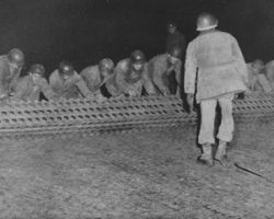 Et pendant toutes les nuits, les compagnies "B" et "C" relèvent les plaques PSP,
déposent vingt centimètres de pierre pour stabiliser la base... Et pendant toutes les nuits, les compagnies "B" et "C" relèvent les plaques PSP, déposent vingt centimètres de pierre pour stabiliser la base...