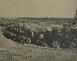 Alors le "big chief" demanda, par radio, qu'un concasseur de roches soit envoyé
sur Rosy͙. Alors le "big chief" demanda, par radio, qu'un concasseur de roches soit envoyé sur Rosy͙.