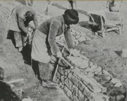 Construction des murets par les ouvriers civils͙ Construction des murets par les ouvriers civils͙