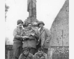 Des sapeurs du 850th devant le
monument aux morts de Rosières
(1944/1945)