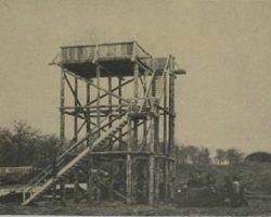 La tour de défense aérienne, construite en décembre 1944 La tour de défense aérienne, construite en décembre 1944