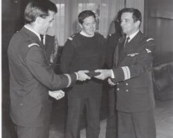 Cadeau de départ du CDT de base avec Henri BOBIN, marin qui fit un échange au 2/11 Cadeau de départ du CDT de base avec Henri BOBIN, marin qui fit un échange au 2/11