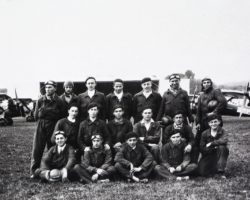 Posant devant plusieurs Morane 230, les élèves de l'école CFA de Nîmes au printemps 1931. Pierre Le Gloan, âgé de 18 ans est à gauche sur la rangée du milieu.