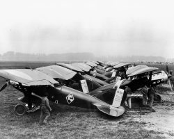 Le Nieuport 62 équipa l'essentiel de la chasse française durant la première partie des années 30. Le Gloan y fit ses premières armes en 1932