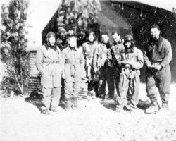 Pilotes du groupe III/6 devant une cagna, probablement en Afrique du Nord après l'armistice. Le Gloan est à gauche