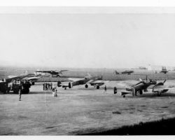 Les appareils de la Luftwaffe transitant par la Syrie portent des marques de nationalité irakienne, comme ces 3 Me 110 sur un terrain français avec des Bloch 200 à l'arrière plan.