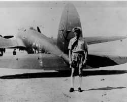 Le Gloan à Athènes devant un He 111 du KG 26, un avion qu'il n'a connu jusqu'à là qu'encadré dans son collimateur.
