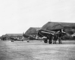 Alignement de D.520 de la 6e escadrille à Rayak. De gauche à droite, lme "26" du S/Ltt Rivory, le "29" du sgt Michaux et le "21" du Cne Richard.
