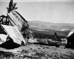 Le D.520 "24" du Ltt Boiriès, incendié après avoir été mitraillé au sol par des Curtiss P 40 le 8 juin 1941 sur le tarrain de Rayak. Le premier d'une longue série à finir de la sorte parmi les appareils de l'aviation française en Syrie.