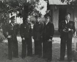 Le Gloan ( à gauche) pose avec des camarades du groupe III/6dont le LTT Steunou (au centre) en Afrique du Nord après l'armistice