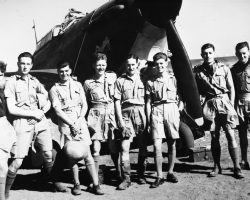 Des pilotes britanniques du Sqn 260 devant un Hurricane. Un détachement de cette unité est venu renforcer le Sqn 80 à Aqir en Palestine. Quelque peu dépassé, le Hurricane n'a pas souvent le dessus face au D.520 de l'Armée de l'Air.