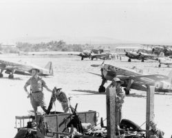 Vainqueurs et vaincus... Des soldats australiens posent sur leur véhicule face à des Morane 406 du GC I/7 au premier plan et divers appareils français capturés. Nombre d'entre eux seront récupérés par les forces aériennes françaises libres et serviront à l'entrainement du Groupe Alsace qui fut créé à Rayak après la campagne de Syrie.