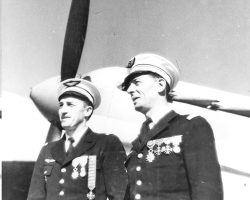 Nommé lieutenant après la campagne de Syrie, Pierre Le Gloan dont la croix de guerre comporte 10 palmes pose devant un Dewoitine 520 en compagnie du commandant Raymond Destaillac qui a pris en janvier 1942 le commandement du GC III/6. Les deux hommes se connaissent bien et s’apprécient : alors simple lieutenant, Destaillac était dans les années 1930 le chef d’escadrille de Le Gloan et lui a porté des notations très élogieuses.