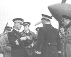 L’air pensif et cigarette aux lèvres, Pierre Le Gloan côtoie les pilotes du GC II/5 devant leurs nouveaux P-40 dont celui baptisé « Diou Biban », attribué au lieutenant André Legrand (9 victoires).